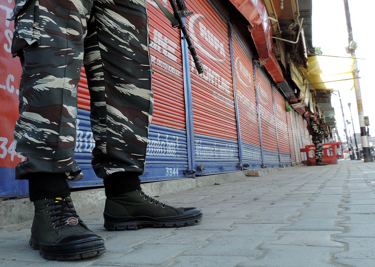 کشمیر میں ہڑتال اور مواصلاتی خدمات پر پابندی 30 ویں دن میں داخل