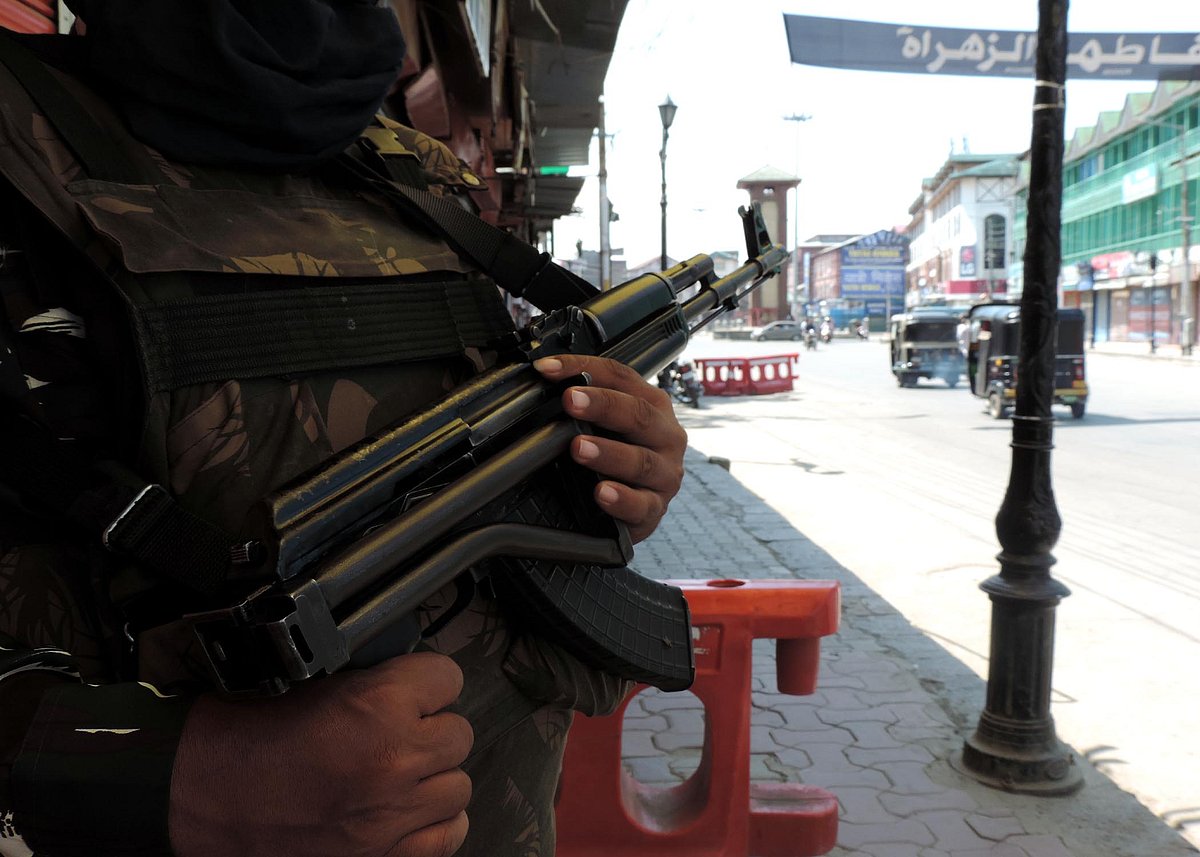 کشمیر میں ہڑتال اور مواصلاتی خدمات پر پابندی 30 ویں دن میں داخل