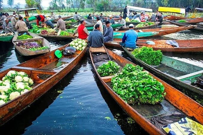  کشمیر: سبزی، پھل اور مرغ کی قیمتیں آسمان پر، لوگ پریشان