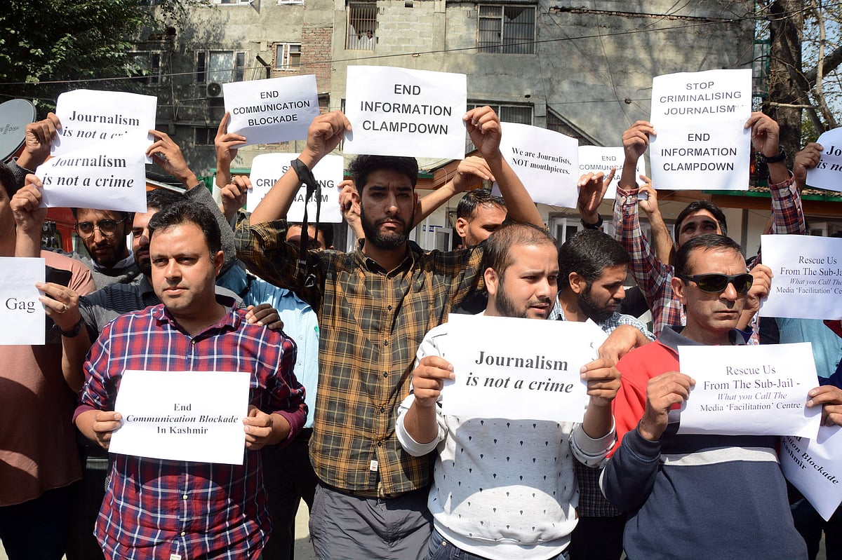 سری نگر میں صحافیوں کا احتجاج، مواصلاتی خدمات کی فوری بحالی کا مطالبہ
