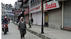 کشمیر: پوسٹ پیڈ موبائل فون سروس کی بحالی، معمولات زندگی پھر بھی درہم برہم