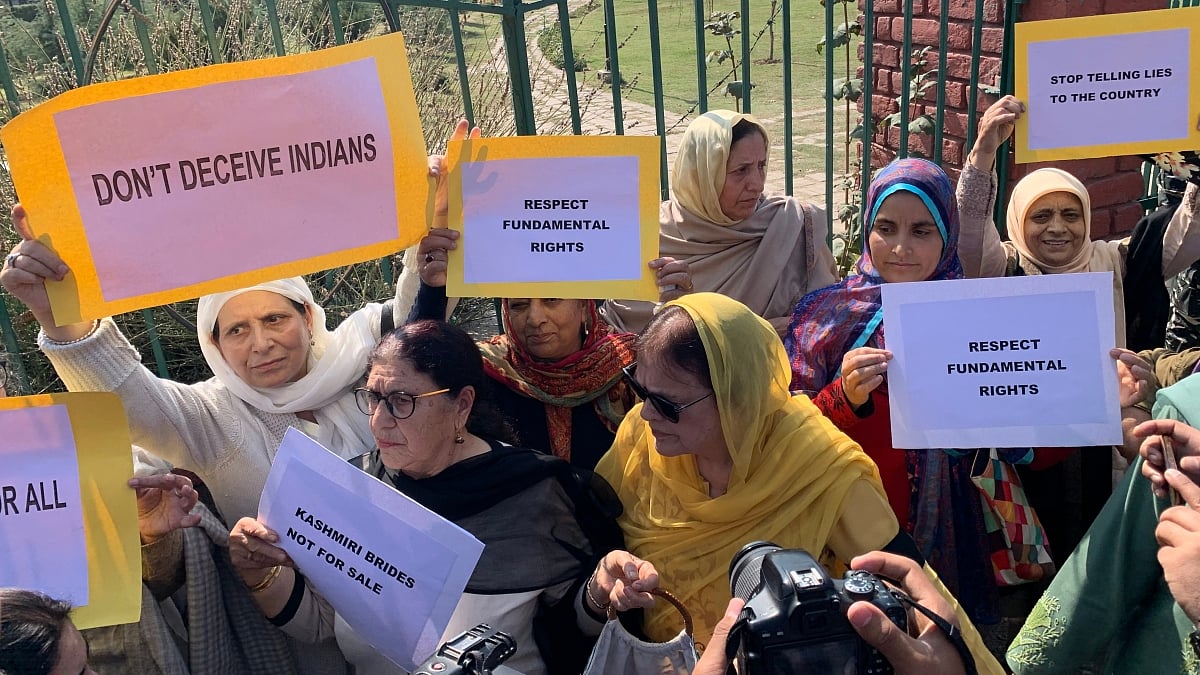 دفعہ 370: مودی حکومت کے خلاف خواتین کا مظاہرہ، فاروق عبداللہ کی بہن و بیٹی گرفتار