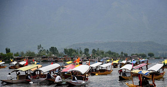 کشمیر میں سیاحوں کی آمد پر لگی پابندی ختم کرنے کا فَرمان جاری، حکومت نے سیاحوں کو کیا مدعو
