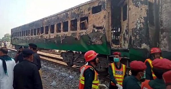پاکستان ٹرین حادثہ: دیکھتے ہی دیکھتے جل کر خاک ہوگئیں 3 بوگیاں، درجنوں افراد جاں بحق