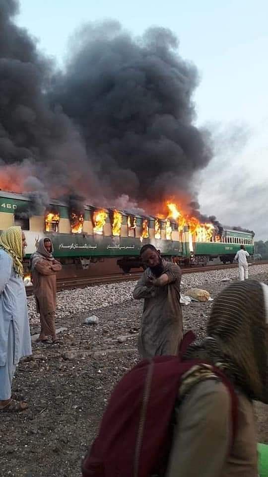 پاکستان ٹرین حادثہ: دیکھتے ہی دیکھتے جل کر خاک ہوگئیں 3 بوگیاں، درجنوں افراد جاں بحق