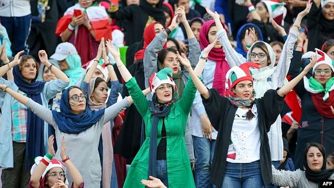 ایرانی خواتین نے تاریخ رقم کی،  40 سال بعد اسٹیڈیم میں مردوں کا فٹ بال میچ دیکھا