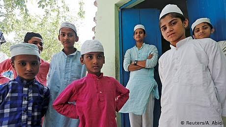 بھارت: اقبال کی نظم ’بچے کی دعا‘ پڑھانے پر ٹیچر معطل