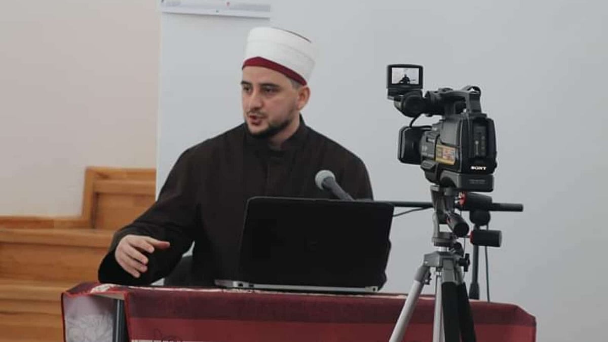 ڈارون کے نظریہ ارتقا پر اعتقاد، مسجد کا امام  برطرف