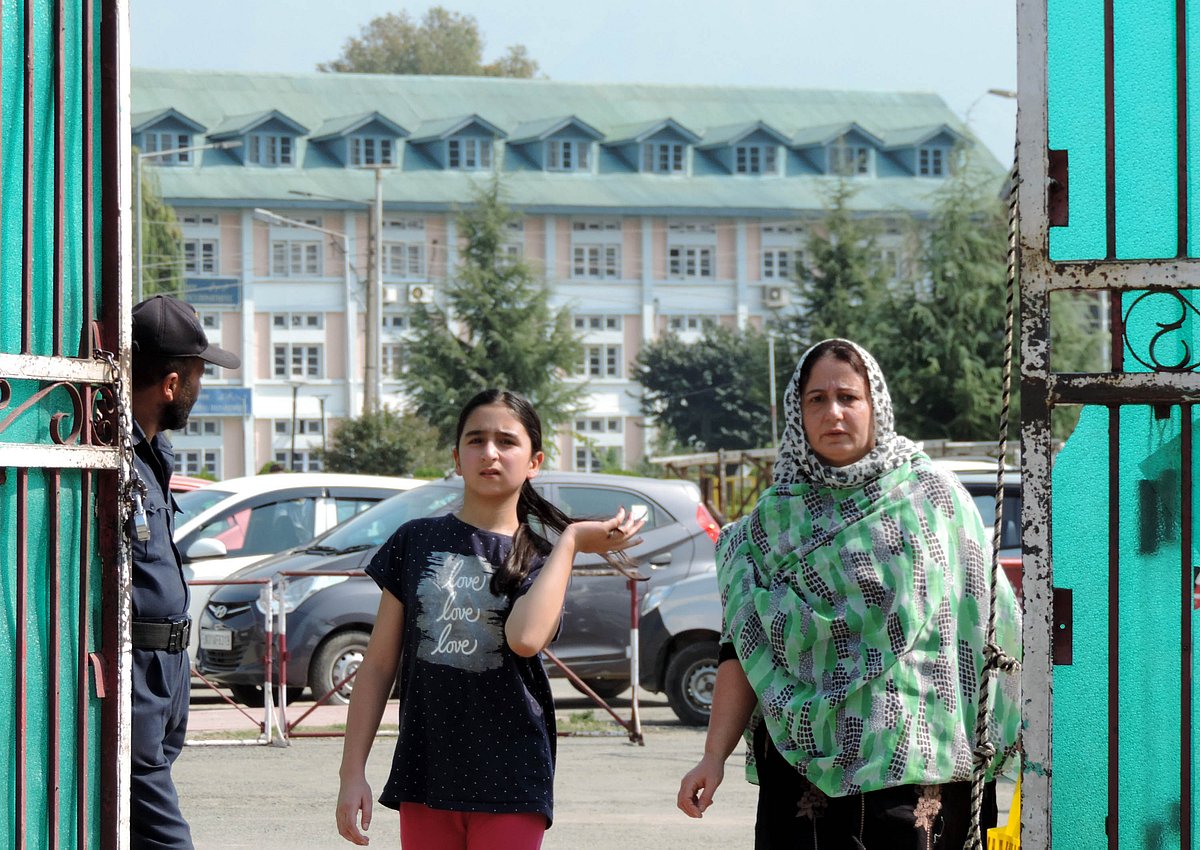 کشمیر: پوسٹ پیڈ موبائل فون سروس کی بحالی، معمولات زندگی پھر بھی درہم برہم