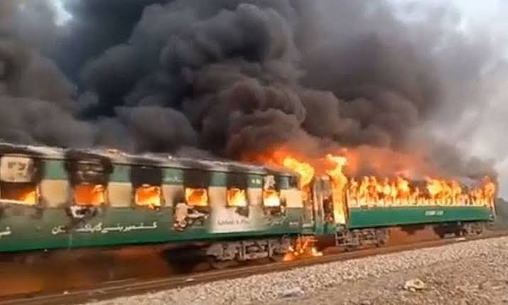 پاکستان ٹرین حادثہ: دیکھتے ہی دیکھتے جل کر خاک ہوگئیں 3 بوگیاں، درجنوں افراد جاں بحق