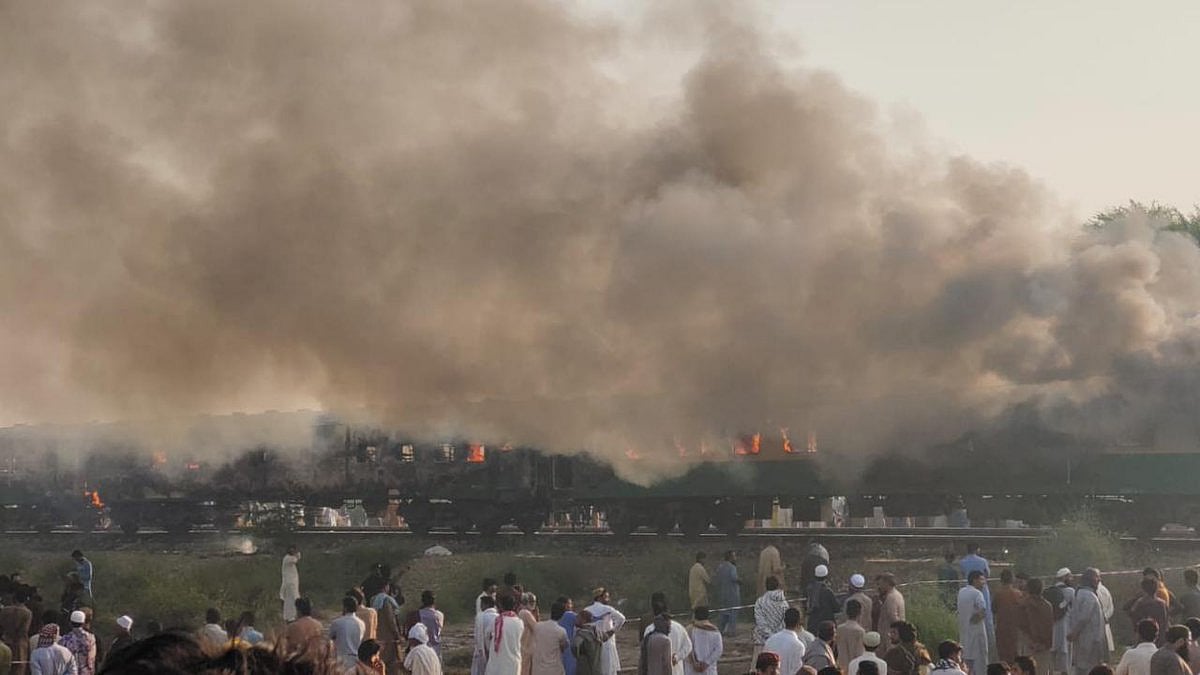 پاکستان ٹرین حادثہ: دیکھتے ہی دیکھتے جل کر خاک ہوگئیں 3 بوگیاں، درجنوں افراد جاں بحق