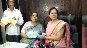 تلنگانہ میں 52 سالہ خاتون نے جڑواں بچوں کو جنم دیا