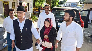 اعظم خان کی اہلیہ اور بیٹے کے اسلحہ لائسنس منسوخ، مجرمانہ ریکارڈ اور غلط استعمال کے خدشے پر کارروائی