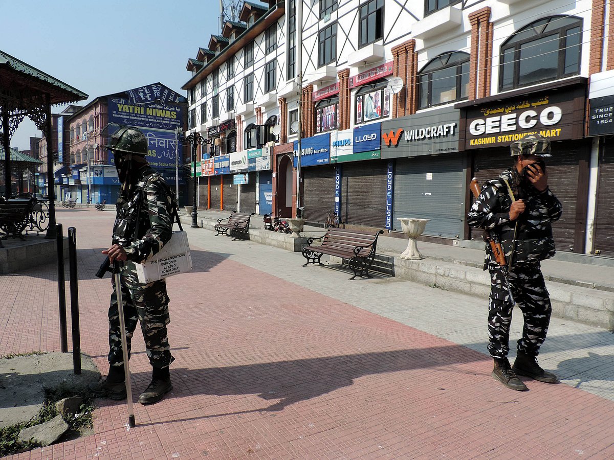 کشمیر: پوسٹ پیڈ موبائل فون سروس کی بحالی، معمولات زندگی پھر بھی درہم برہم