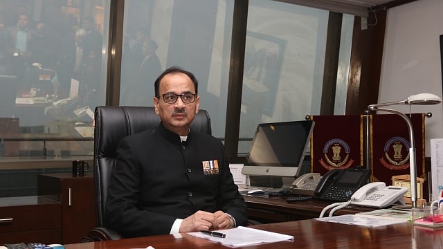 مودی حکومت کے اقدام کی مخالفت کرنے والے آلوک ورما کی بڑھیں مشکلیں