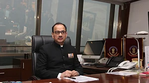 مودی حکومت کے اقدام کی مخالفت کرنے والے آلوک ورما کی بڑھیں مشکلیں