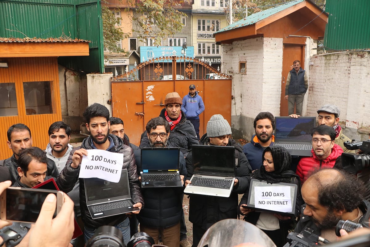 سری نگر میں صحافیوں کا احتجاج، انٹرنیٹ خدمات کی بحالی کا مطالبہ