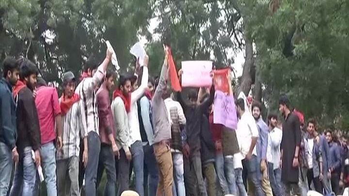 فیس میں اضافہ کے خلاف پھر سڑک پر اترے جے این یو طلبا، ڈی یو طلبا نے بھی دیا ساتھ