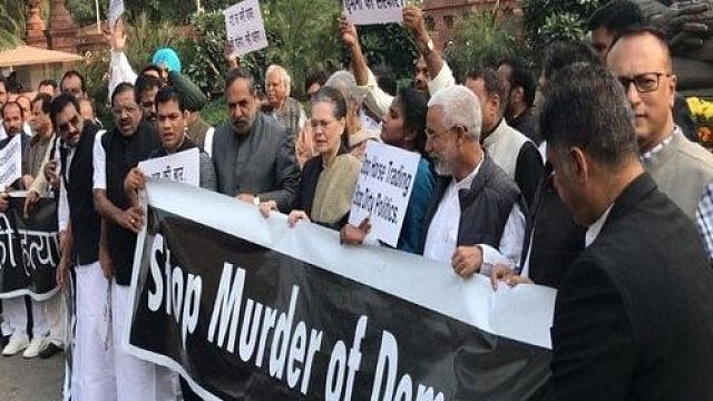 مہاراشٹر ایشو پر پارلیمنٹ میں کانگریس کا مظاہرہ، راہل بولے ’اب سوال پوچھنے کا کوئی مطلب نہیں‘