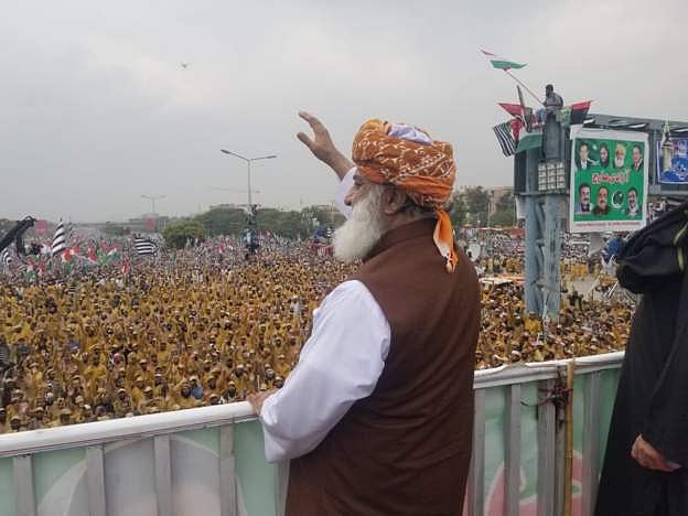 ’آزادی مارچ‘ سے مشکل میں عمران خان، حکومت پر منڈلائے خطرات کے بادل!