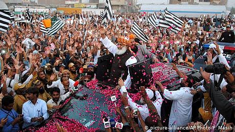 ڈیڈ لائن گزر بھی گئی: مولانا فضل الرحمٰن کا اگلے قدم پر غور