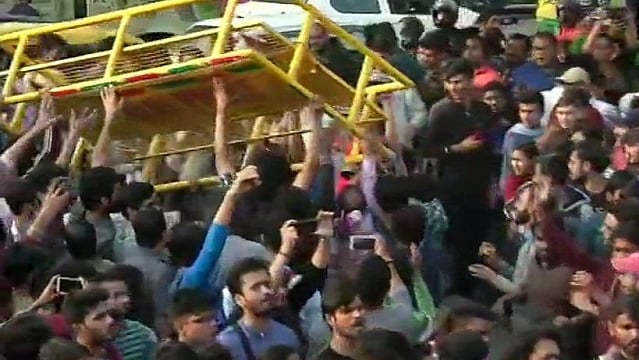 ویڈیو... جے این یو: فیس میں اضافہ پر زبردست ہنگامہ، پولس اور مظاہرین طلبا میں تصادم