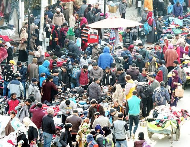 کشمیر میں غیر یقینی صورتحال کا 140 واں دن، سنڈے مارکیٹ میں لوگوں کا بھاری رش