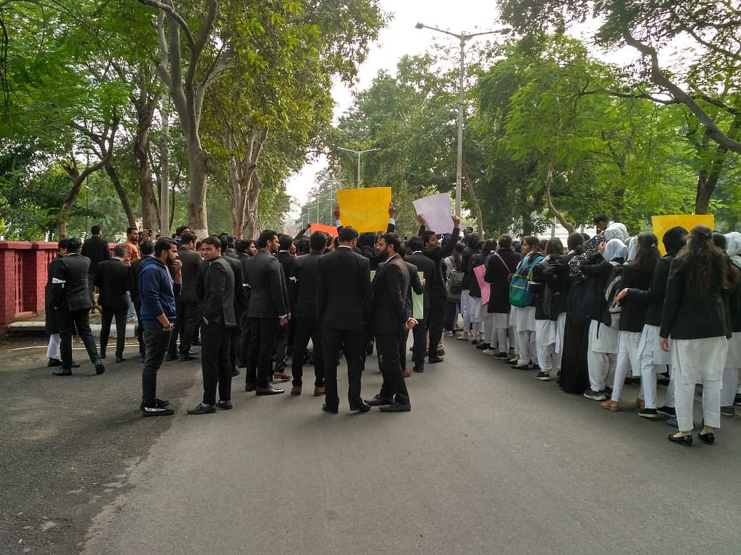 شہریت قانون: علی گڑھ مُسلم یونیورسٹی کا ہاسٹل خالی، بچے اپنے اپنے گھر روانہ