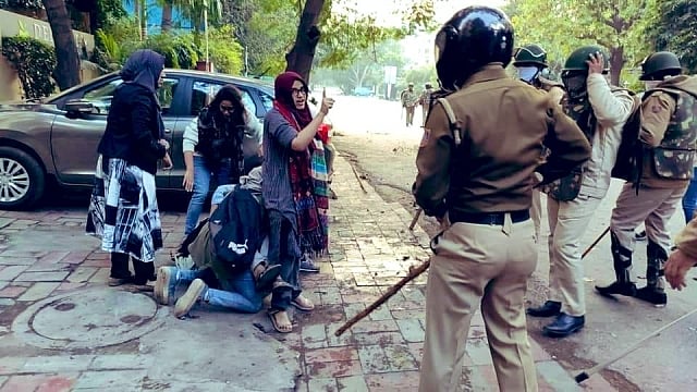 ملیے ان جانباز ’جامعہ طالبات‘ سے جو پولس کی لاٹھیوں کے سامنے دلیری کے ساتھ کھڑی رہیں
