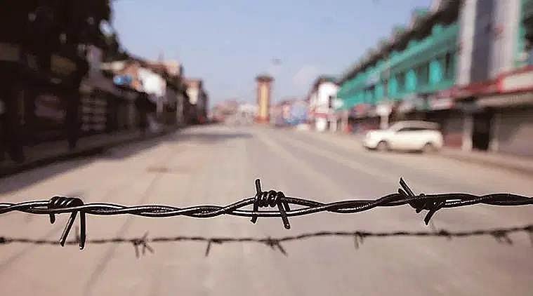 انٹرنیٹ اور ایس ایم ایس خدمات کی معطلی کا شاخسانہ، اہلیان کشمیر بانہال کی ٹرین پکڑنے پر مجبور