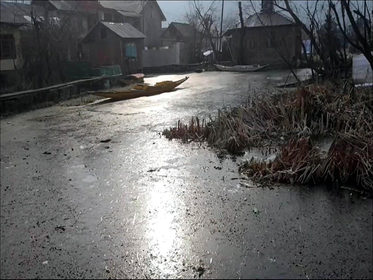 کشمیر: سردی کی شدت میں اضافہ، ڈل جھیل کے کنارے منجمد