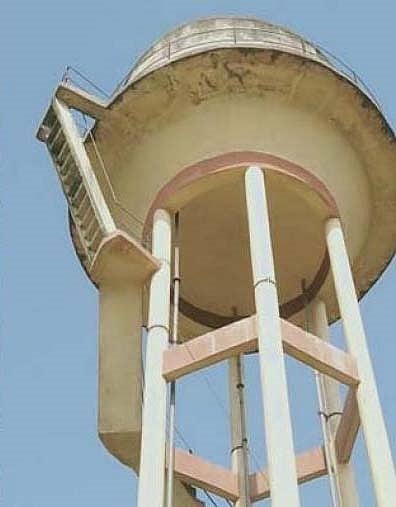 زمین پر قبضہ سے ناراض شخص خودکشی کے لیے اپنی بیٹی کے ساتھ پانی ٹنکی پر چڑھا