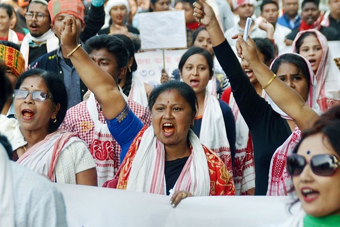 جب خواتین نے اپنے آنچل کو پرچَم بنا لیا... سہیل انجم