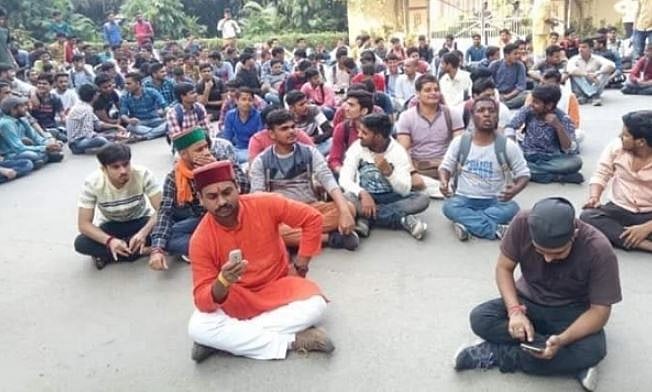 بی ایچ یو: فیروز خان کی سنسکرت ڈپارٹمنٹ میں تقرری پر ہندو طلبا کا مظاہرہ پھر شروع