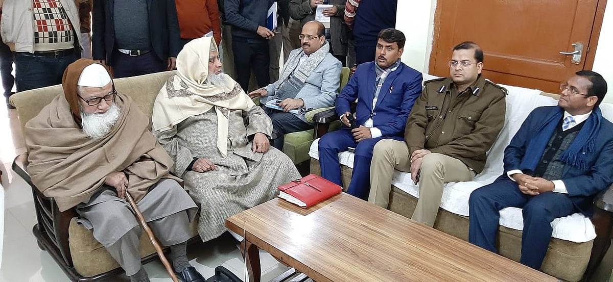  مہتمم دارالعلوم دیوبند انتظامیہ کی میٹنگ میں شرکت کرتے ہوئے ۔ فوٹو ایم افسر