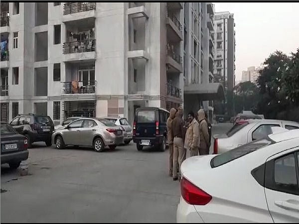 دو بچوں کے قتل کے بعد آٹھویں منزل سے دو بیویوں کے ساتھ کودا شخص