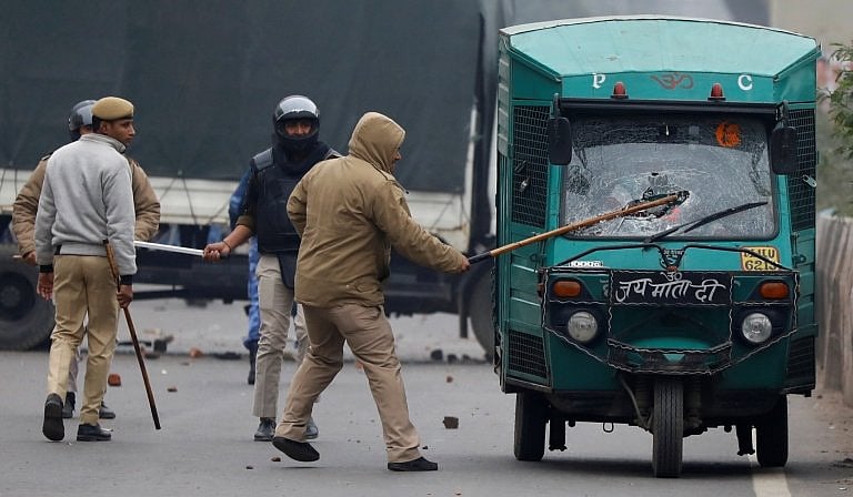 دہلی: سیلم پور-جعفرآباد میں پُرتشدد احتجاج، آتشزدگی اور لاٹھی چارج کے بعد حالات قابو میں