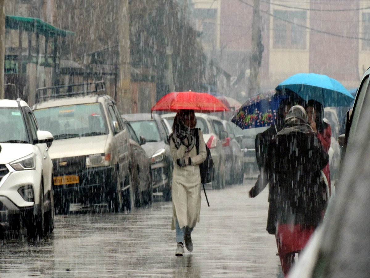 کشمیر: ہلکی برف باری کے بعد ہواؤں کا سلسلہ، آبی ذخائر جزوی طور پر منجمد