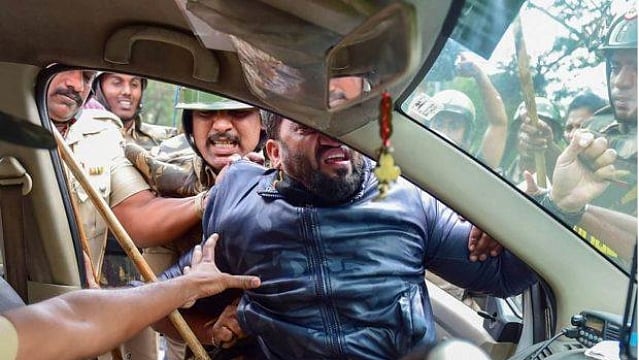 پولیس نے کہا جواب دو، نہیں تو داڑھی نوچ لیں گے! ’دی ہندو‘ کے صحافی کی ’آپ بیتی‘