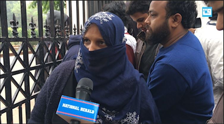 ویڈیو: جامعہ میں پولس کے خلاف زبردست غصے کا ماحول