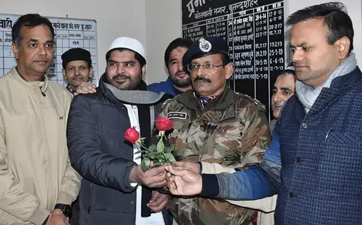 بلندشہر: ہرجانہ کی رقم ادا کرتے وقت مسلم وفد نے افسران کو گلاب کے پھول بھی پیش کئے