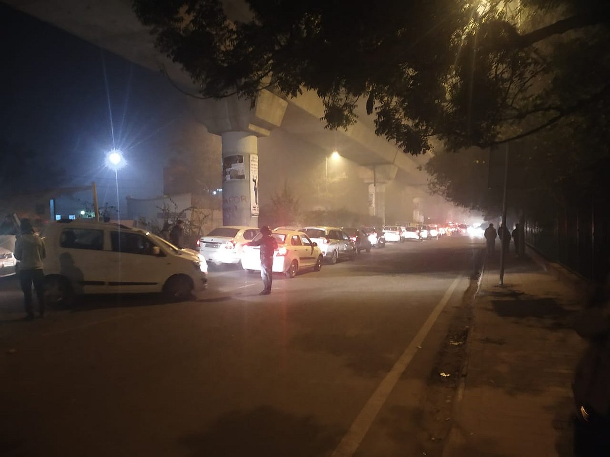 آزادی کی رات: جامعہ کے باہر ہزاروں لوگوں نے منفرد انداز میں کیا نئے سال کا استقبال