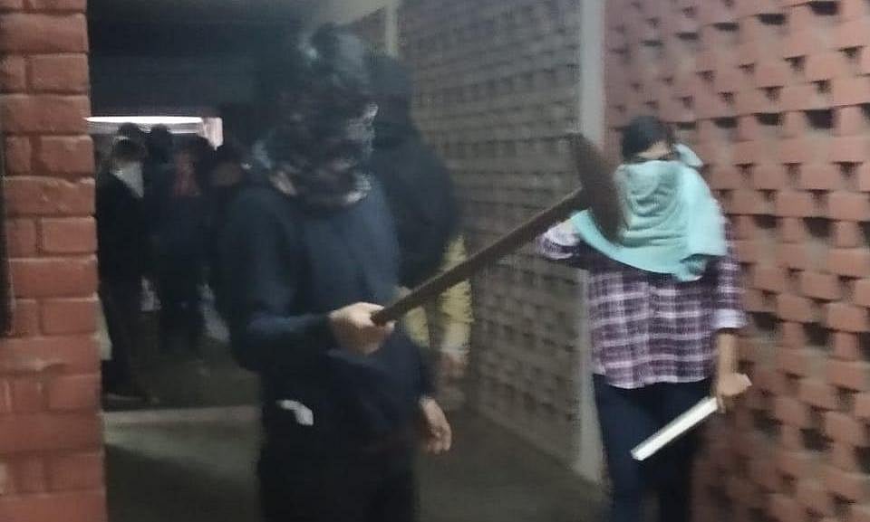 جے این یو میں گھسے نقاب پوش حملہ آور، یونین کی صدر سمیت 15 طلباء ایمس میں داخل