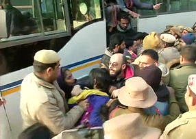 جامعہ فائرنگ: دہلی پولس ہیڈکوارٹر سے مظاہرین کو پولس نے زبردستی ہٹایا ، کچھ طلبا زخمی!
