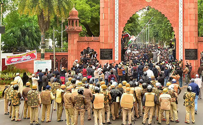 اے ایم یو میں بلا اجلازت داخل ہوئی تھی پولیس، ایف آئی آر درج کرانے کی تیاری