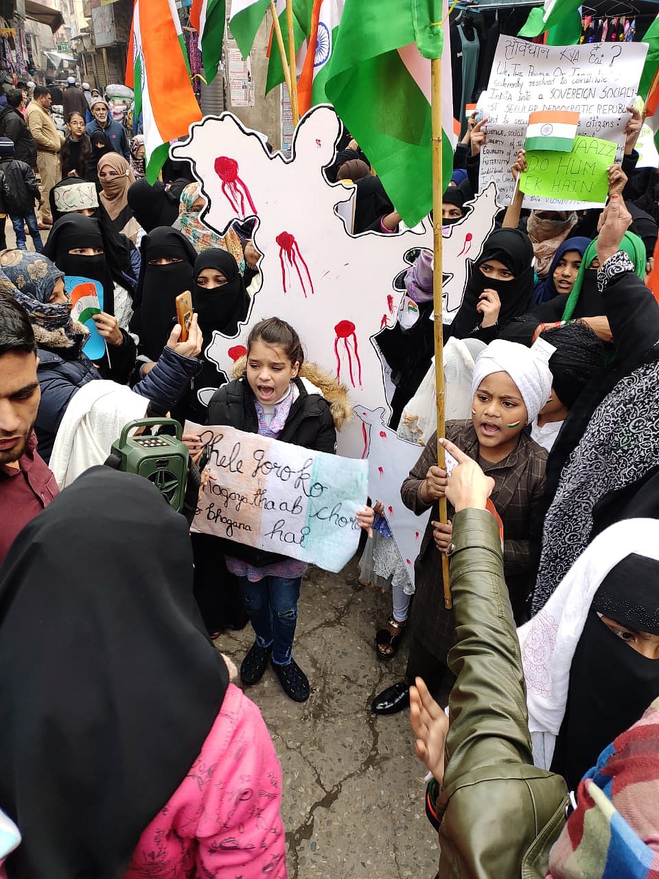 دیوبند: علماء کے گھروں کی خواتین  سی اے اے کے خلاف سڑکوں پر، آئین کی حفاظت کا عزم