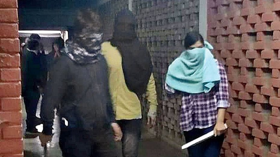 جے این یو: ’یہاں صورتحال خانہ جنگی جیسی ہے، ہمیں بچانے کے لئے کچھ کریں‘