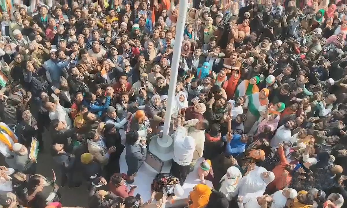 شاہین باغ میں جشنِ جمہویہ: خاتون مظاہرین نے کی پرچم کشائی، قومی ترانہ گایا