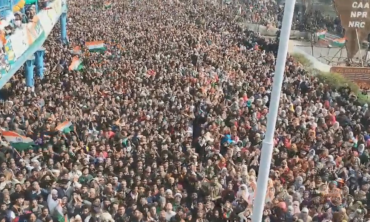 شاہین باغ میں پرچم کشائی کے موقع پر موجود جم غفیر