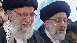 ایران کے رہبرِ اعلیٰ خامنہ ای قاسم سلیمانی کی نمازِ جنازہ کی امامت کراتے ہوئے اشکبار